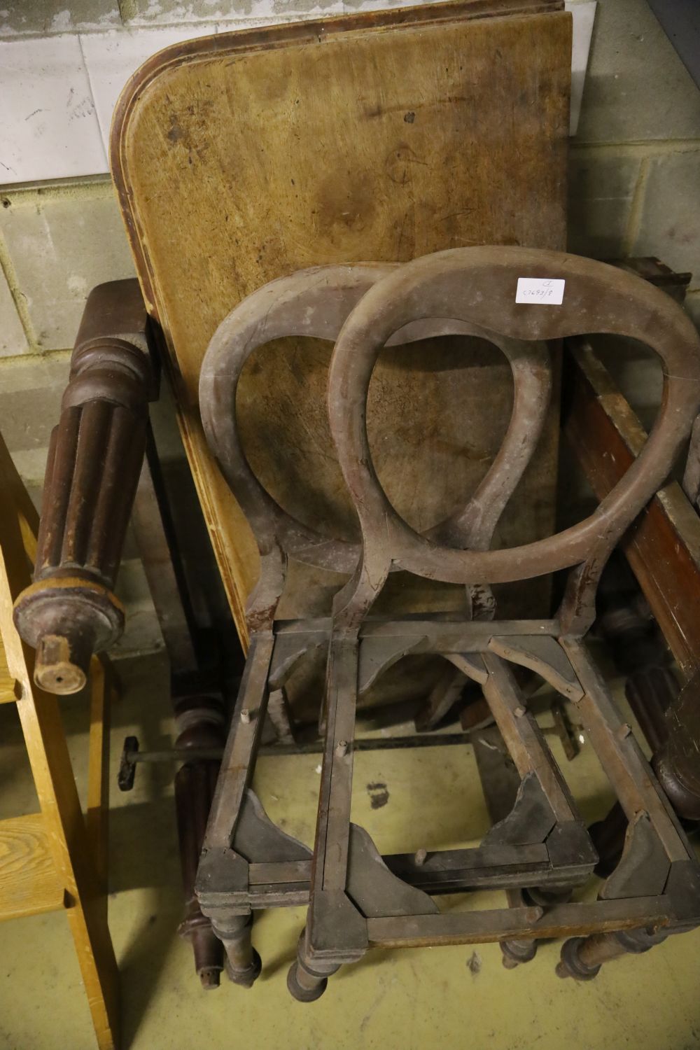 Parts of a Victorian mahogany extending dining table and a set of four chairs (a.f.)